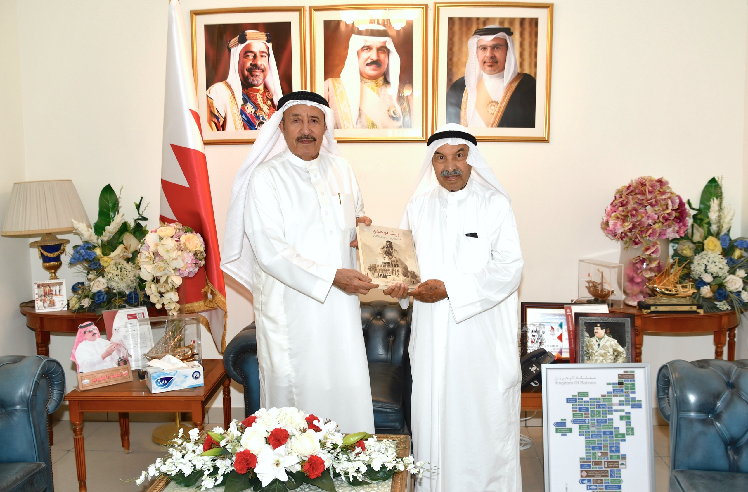 محافظ المحرق يستقبل السيد خليل بوحجي ويشيد بكتاب ( بيت بوحجي)<